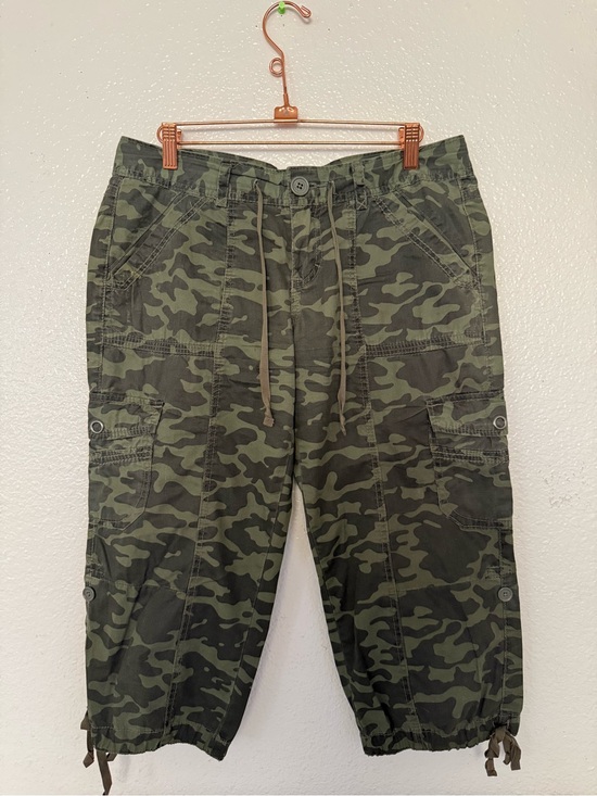 UNIONBAY Pants - UNIONBAY womens capri  Olive Camo Cargo Pants size 9 juniors